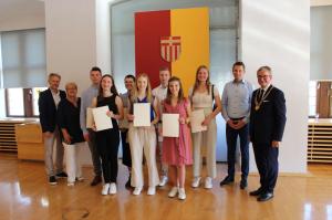 Sieben Michaelschülerinnen und -schüler bei der Bestenehrung der Stadt Paderborn